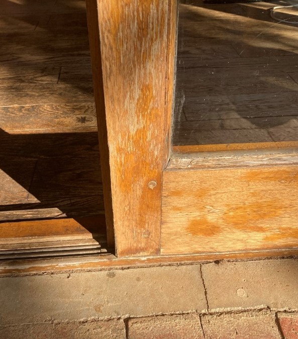 Figure 2 right: Sliding door bottom rail collecting water